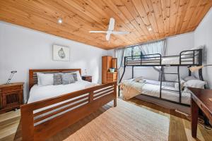 Rustic Treehouse - Aireys Inlet客房内的一张或多张床位