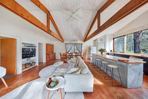 Rustic Treehouse - Aireys Inlet的休息区