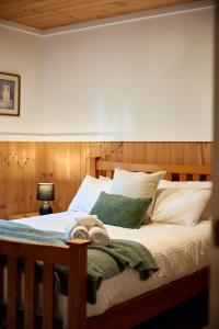 Rustic Treehouse - Aireys Inlet客房内的一张或多张床位