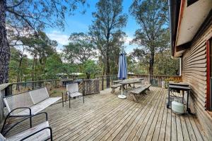 Rustic Treehouse - Aireys Inlet的阳台或露台