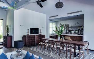 TV a/nebo společenská místnost v ubytování Coco Presidential Villa & Homestay