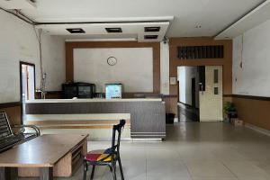 a restaurant with a counter and a chair in a room at Hotel O Pondok Surya Near Fakultas Teknik Unhas Gowa in Pakato