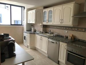 Dapur atau dapur kecil di Ático 1ª línea con salida a playa