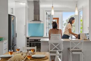 Kuchyň nebo kuchyňský kout v ubytování Tooway Beach House Walk to beach & Pet-friendly