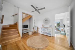 TV a/nebo společenská místnost v ubytování Tooway Beach House Walk to beach & Pet-friendly