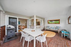 Posezení v ubytování Tooway Beach House Walk to beach & Pet-friendly