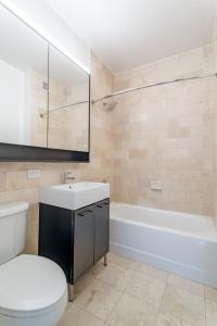 Koupelna v ubytování Stunning 2Bedroom 1Bath Apartment in the FiDi