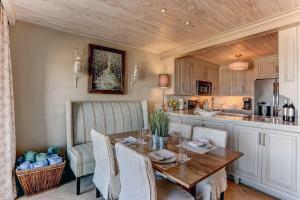 Un comedor con una mesa y una cocina. en Oceans Of Amelia Condo, en Fernandina Beach
