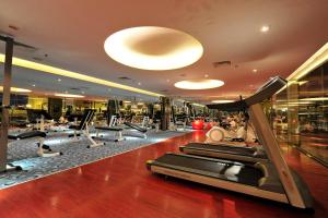 una palestra con macchinari per il cardio-fitness in un edificio di Royal Crown Scsp KK CBD near Imago a Kota Kinabalu