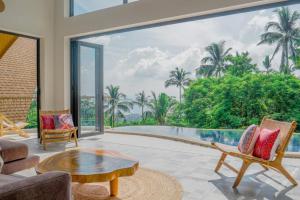 Balkón nebo terasa v ubytování Phra Chan Villa 2br - Infinity Pool & Sea View
