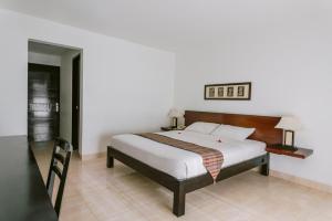 Rúm í herbergi á Legong Keraton Beach Hotel