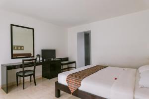 Rúm í herbergi á Legong Keraton Beach Hotel