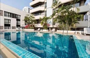 een zwembad voor een gebouw bij Executive Suite 1BR and Sofa Bed 150m to Nana BTS in Bangkok