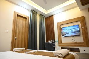 Televízia a/alebo spoločenská miestnosť v ubytovaní The Janki Hotel