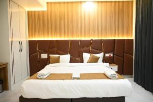 Posteľ alebo postele v izbe v ubytovaní The Janki Hotel