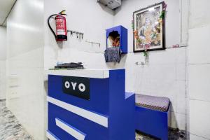 BallabgarhにあるSPOT ON Hotel Town Houseの部屋の青と白のカウンター