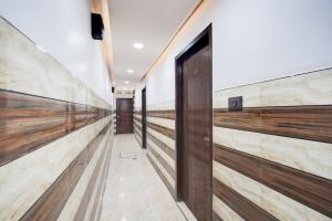 BallabgarhにあるSPOT ON Hotel Town Houseの木と大理石の壁の廊下