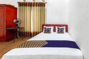 Ένα ή περισσότερα κρεβάτια σε δωμάτιο στο Hotel O Kebun Manis Homestay Near Lapangan Bola Volly Batu Kumbung +15 φωτογραφίες