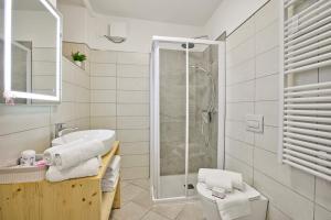Koupelna v ubytování Villa Pastoedo Apartments + 57 fotografií