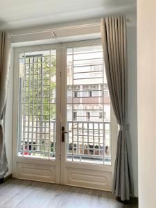 a room with a door and a window at Maison Mia Hotel & Apartment in Ga Tân Thiết