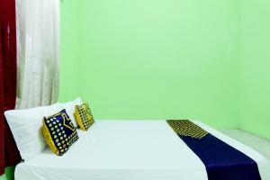 Postel nebo postele na pokoji v ubytování OYO Life 93255 Kosan Teratai Jaya