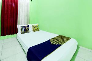 Postel nebo postele na pokoji v ubytování OYO Life 93255 Kosan Teratai Jaya