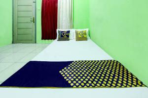 Postel nebo postele na pokoji v ubytování OYO Life 93255 Kosan Teratai Jaya