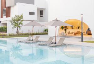 Bazén v ubytování Veranda Pool Villas & Suite nebo v jeho okolí