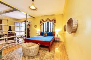 ein Schlafzimmer mit einem Bett und einem Fenster in der Unterkunft Siem Reap Uncle's House in Siem Reap