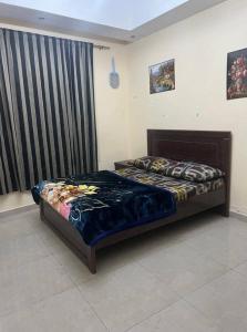 una camera da letto con un letto in una stanza di Tigmy house a Taroudant