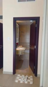 porta per un bagno con lavandino e servizi igienici di Tigmy house a Taroudant