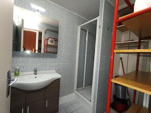 a bathroom with a sink and a mirror at Résidence Chalmettes - Studio 2/4 personnes - Skis aux pieds MAE-9074 in Montgenèvre