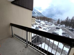 a balcony with a view of a parking lot at Résidence Chalmettes - Studio 2/4 personnes - Skis aux pieds MAE-9074 in Montgenèvre +11 photos
