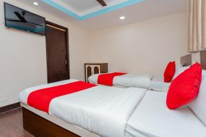 Rúm í herbergi á OYO 811 Hotel New Pokhara Palace