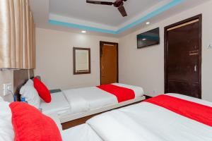 Rúm í herbergi á OYO 811 Hotel New Pokhara Palace