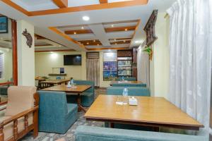 Sjónvarps- og/eða afþreyingartæki á OYO 811 Hotel New Pokhara Palace