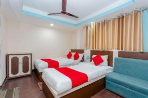 Rúm í herbergi á OYO 811 Hotel New Pokhara Palace
