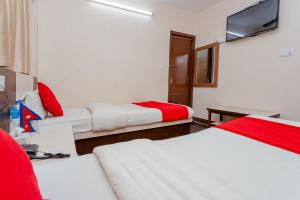 Rúm í herbergi á OYO 811 Hotel New Pokhara Palace