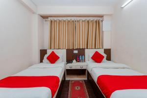 Rúm í herbergi á OYO 811 Hotel New Pokhara Palace
