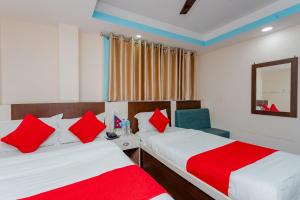 Rúm í herbergi á OYO 811 Hotel New Pokhara Palace