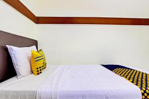 プルウォケルトにあるHotel O Juan Kostel 2のベッド(黄色い袋付)