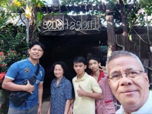 eine Gruppe von Menschen, die vor einem Schrein stehen in der Unterkunft Siem Reap Uncle's House in Siem Reap + 112 Fotos
