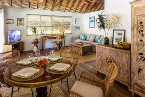 波拉波拉Villa Noa Noa - Matira的餐厅里有一张桌子和几把椅子