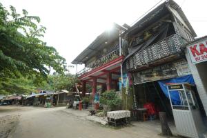 图隆阿贡OYO 93628 Scorpion Guest House & Beach的街道旁的建筑物