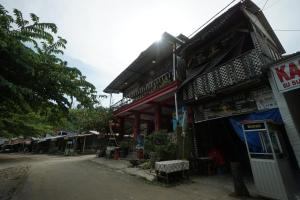 图隆阿贡OYO 93628 Scorpion Guest House & Beach的一条亚洲街道,旁边是一座建筑