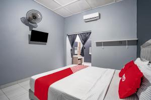 Postel nebo postele na pokoji v ubytování SUPER OYO Gandaria Guest House Near Masjid Raya Sumatera Barat + 23 fotografií