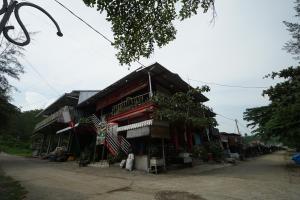 图隆阿贡OYO 93628 Scorpion Guest House & Beach的一座前面有美国国旗的建筑 更多32张照片