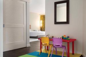 Postel nebo postele na pokoji v ubytování Hyatt Regency Guam