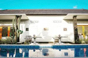 ein Haus mit einem Swimmingpool vor dem Haus in der Unterkunft Belvilla Ananda Resort Lovina BeachNearPantai Lovina in Lovina + 10 Fotos