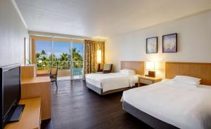 Postel nebo postele na pokoji v ubytování Hyatt Regency Guam